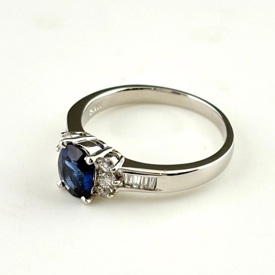 SAPPHIRE DESIGN RING PLATINUM MELEE DIAMOND RING: Sapphire Design Ring Platinum Melee Diamond Ring Brand: Unbranded Type/Style: Ring Material: Pt900, Main Stone Sapphire /Secondary Stone:Natural Color: None Size: US8 Accessories: None Accessories