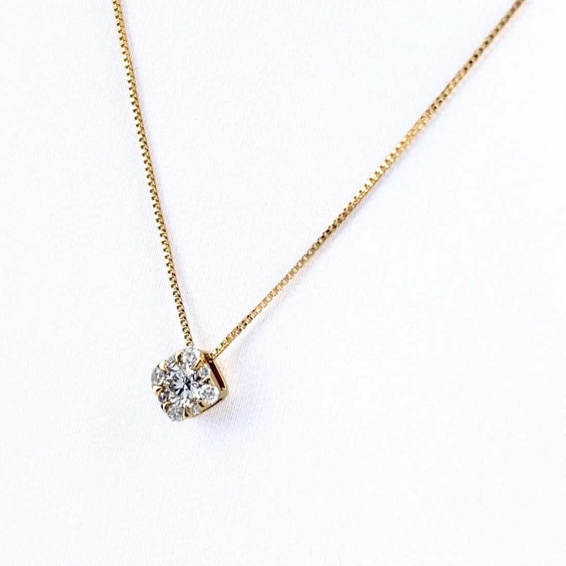 VENDOME AOYAMA MELEE DIAMOND YG PENDANT NECKLACE: Vendome Aoyama Melee Diamond Yg Pendant Necklace Brand: VENDOME AOYAMA Type/Style: Necklace Material: 18K YG, Main Stone Natural Color: YG Size: 5.5x5.5mm(0.2") Accessories: None Accessories Notice: