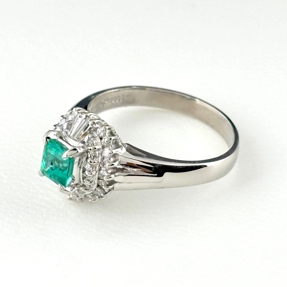 EMERALD DESIGN RING PLATINUM MELEE RING: Emerald Design Ring Platinum Melee Ring Brand: Unbranded Type/Style: Ring Material: Pt900, Main Stone Emerald /Secondary Stone:Natural Color: None Size: US6.5 Accessories: None Accessories Notice: