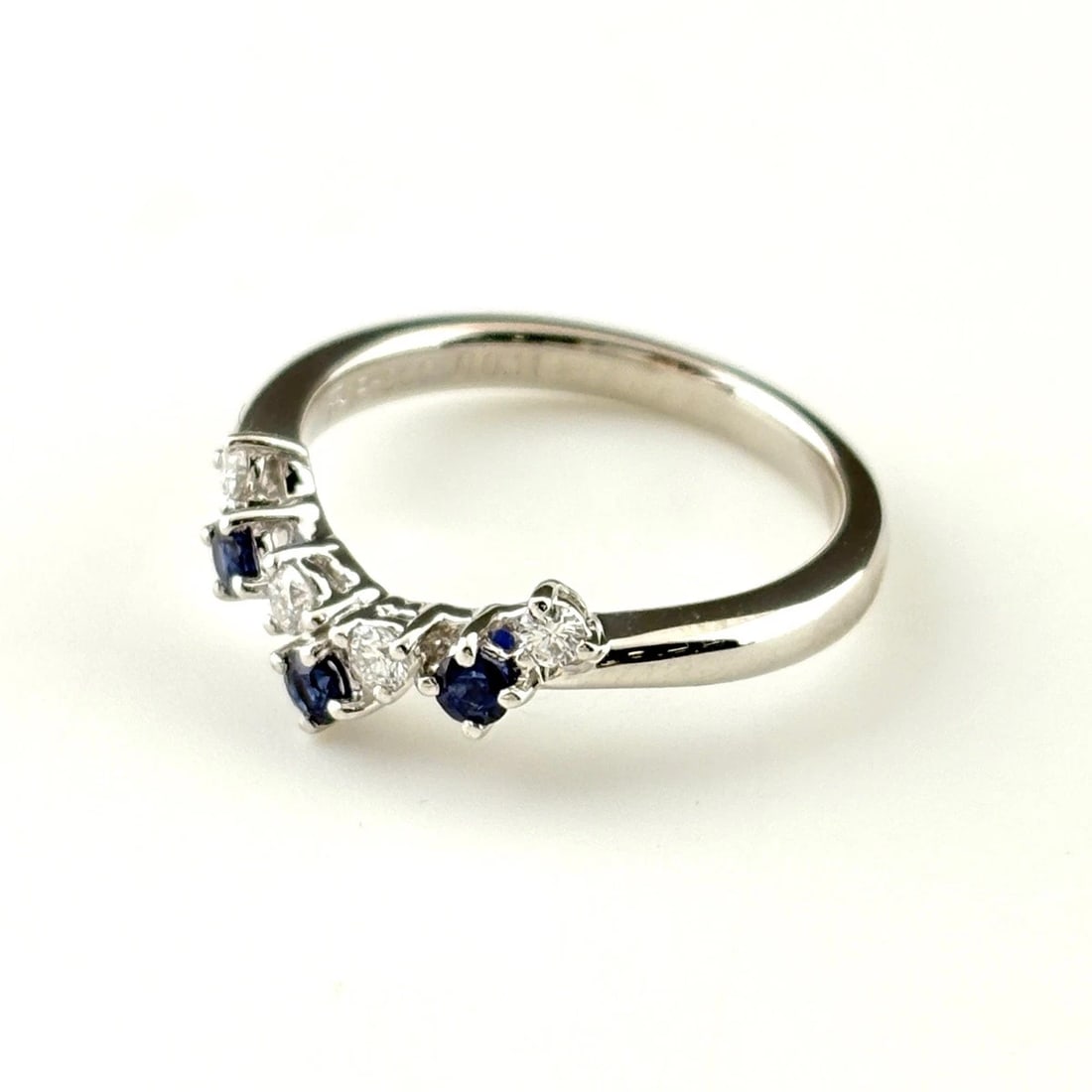 POLA SAPPHIRE PLATINUM MELEE DIAMOND RING RING: Pola Sapphire Platinum Melee Diamond Ring Ring Brand: POLA Type/Style: Ring Material: Pt900, Main Stone Sapphire /Secondary Stone:Natural Color: None Size: US6 Accessories: None Accessorie