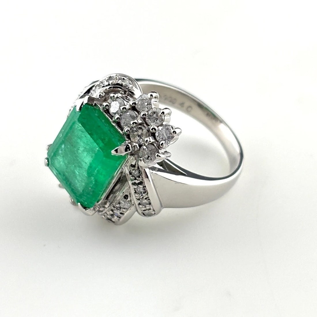 EMERALD DESIGN RING PLATINUM MELEE DIAMOND RING PT900: Emerald Design Ring Platinum Melee Diamond Ring Pt900 Brand: Unbranded Type/Style: Ring Material: Pt900, Main Stone Emerald /Secondary Stone:Natural Color: None Size: US6.5 Accessories: None <