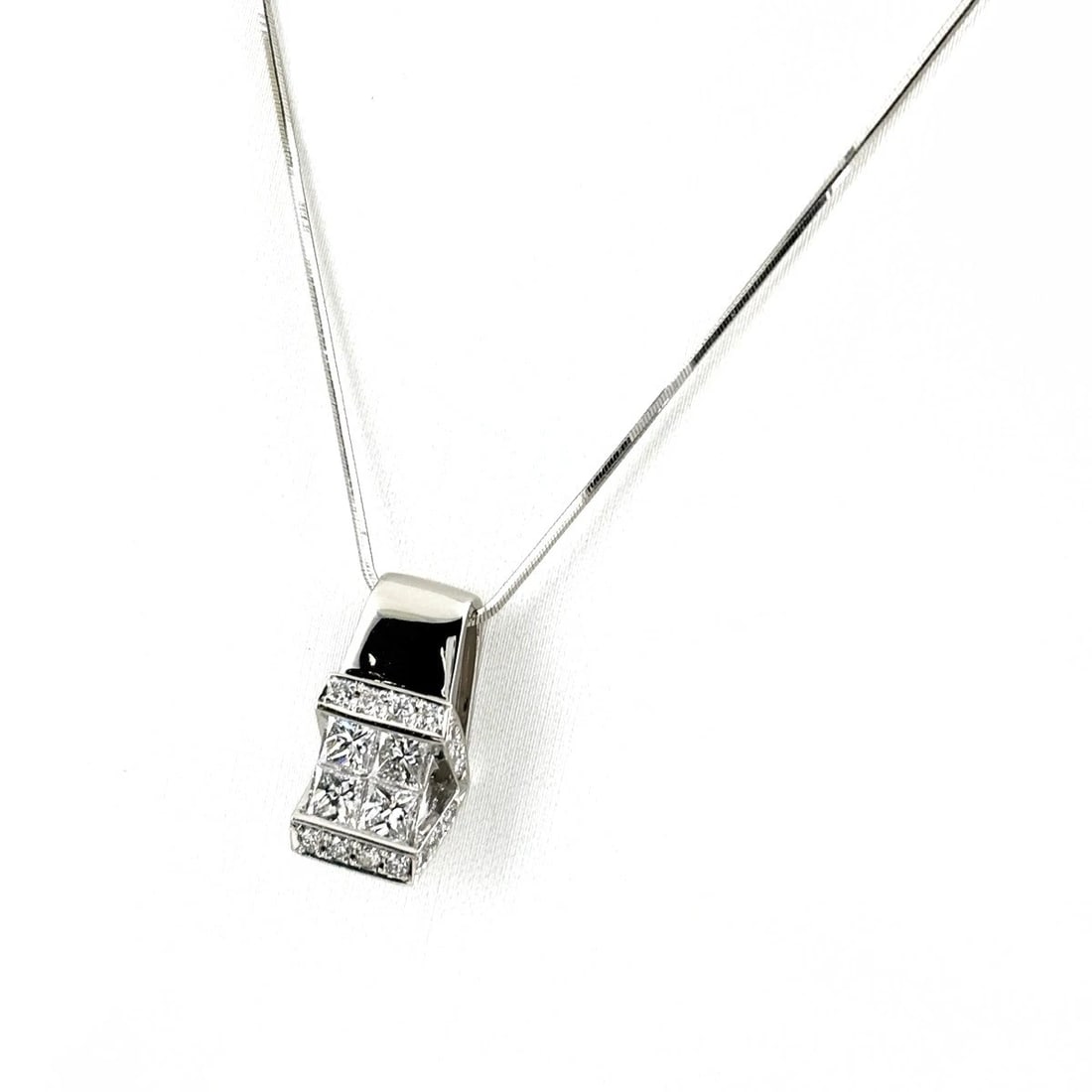 MELEE DIAMOND DESIGN NECKLACE PLATINUM PENDANT NECKLACE: Melee Diamond Design Necklace Platinum Pendant Necklace Brand: Unbranded Type/Style: Necklace Material: Pt900, Main Stone Natural Color: None Size: 16.9x8.6mm(0.7") Accessories: None Accessories