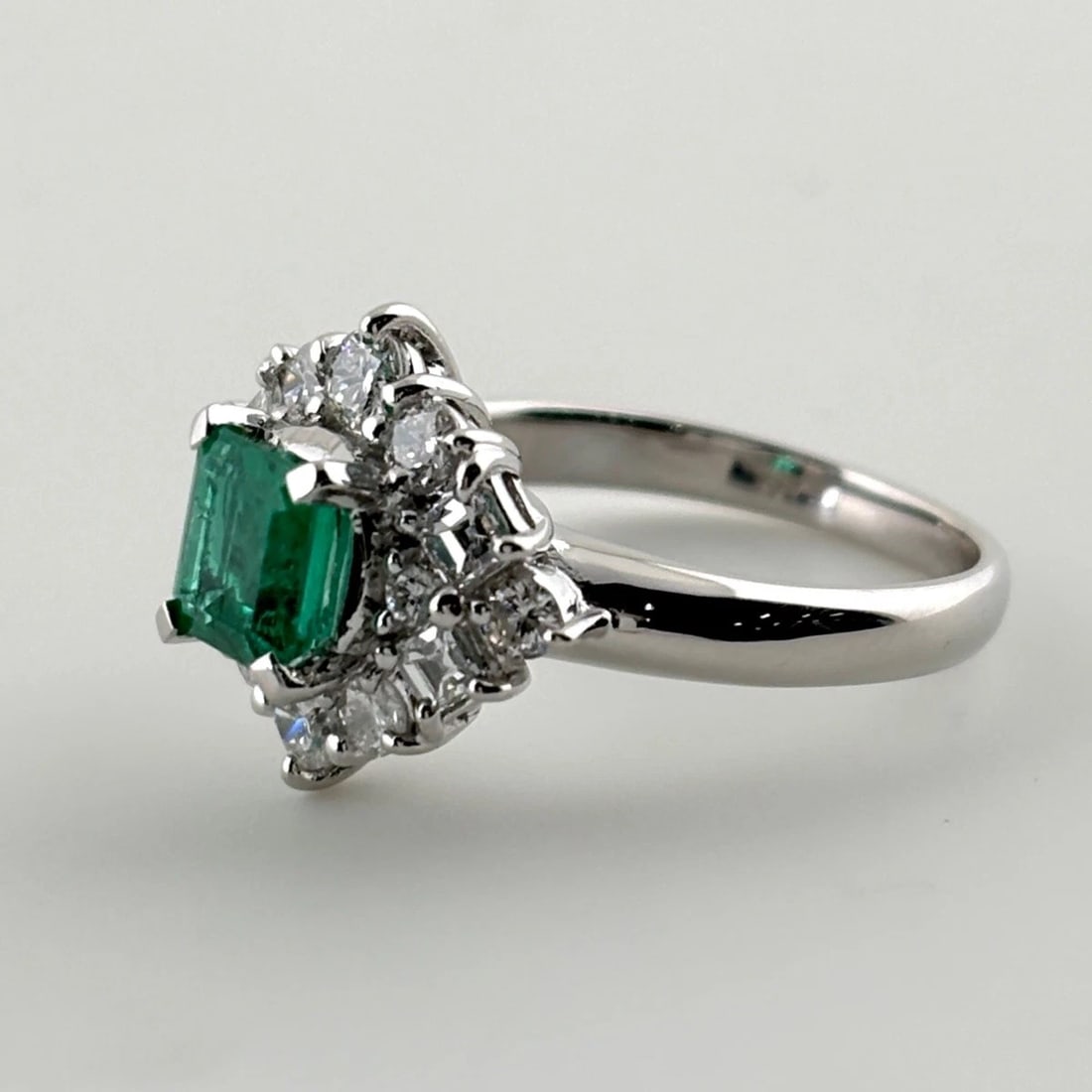 EMERALD DESIGN RING PLATINUM MELEE DIAMOND RING PT900: Emerald Design Ring Platinum Melee Diamond Ring Pt900 Brand: Unbranded Type/Style: Ring Material: Pt900, Main Stone Emerald /Secondary Stone:Natural Color: None Size: US5 Accessories: None