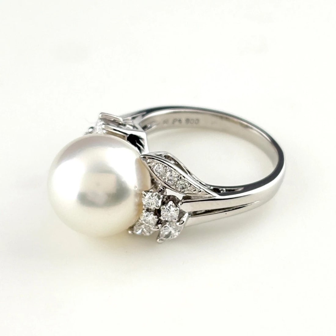 MIKIMOTO PEARL RING PLATINUM MELEE DIAMOND RING: Mikimoto Pearl Ring Platinum Melee Diamond Ring Brand: MIKIMOTO Type/Style: Ring Material: Pt900, Main Stone Pearl /Secondary Stone:Natural Color: None Size: US5.5 Accessories: None Accessories