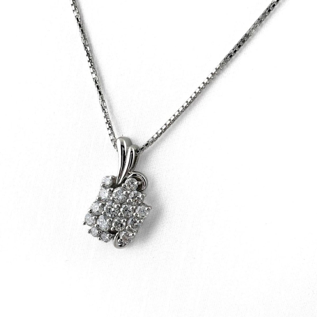 MELEE DIAMOND DESIGN NECKLACE PLATINUM PENDANT NECKLACE: Melee Diamond Design Necklace Platinum Pendant Necklace Brand: Unbranded Type/Style: Necklace Material: Pt900, Main Stone Natural Color: None Size: 20.5x12.9mm(0.8") Accessories: None Accessories