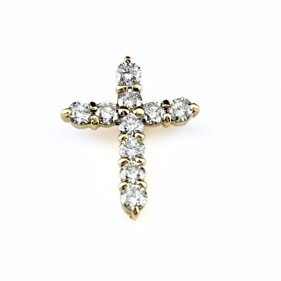 CROSS MOTIF YG MELEE DIAMOND CROSS PENDANT HEAD: Cross Motif Yg Melee Diamond Cross Pendant Head Brand: Unbranded Type/Style: Pendant Head Material: 18K YG, Main Stone Natural Color: YG Size: 19.6x16.0mm(0.8") Accessories: None Accessories Notice: