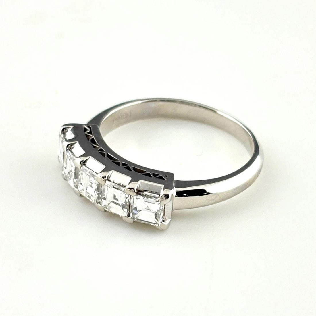 MELEE DIAMOND PLATINUM RING RING PT900 DIAMOND: Melee Diamond Platinum Ring Ring Pt900 Diamond Brand: Unbranded Type/Style: Ring Material: Pt900, Main Stone Natural Color: None Size: US5.5 Accessories: None Accessories Notice: When purchasing