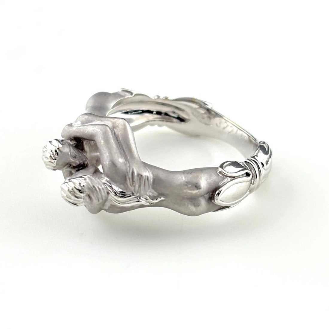CARRERA Y CARRERA RING RING 750: Carrera Y Carrera Ring Ring 750 Brand: Carrera y Carrera Type/Style: Ring Material: 750, Main Stone None Color: None Size: US6.5 Accessories: None Accessories Notice: When purchasing pre-owned goods,