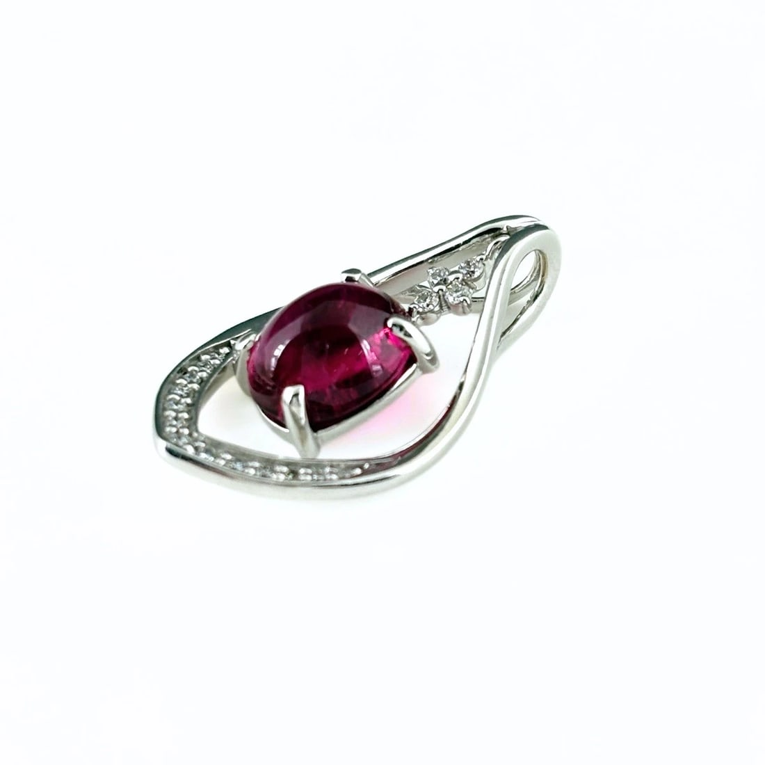 RED TOURMALINE DESIGN PENDANT HEAD WG MELEE DIAMOND PENDANT: Red Tourmaline Design Pendant Head Wg Melee Diamond Pendant Brand: Unbranded Type/Style: Pendant Head Material: 18K WG, Main Stone Tourmaline /Secondary Stone:Natural Color: WG Size: