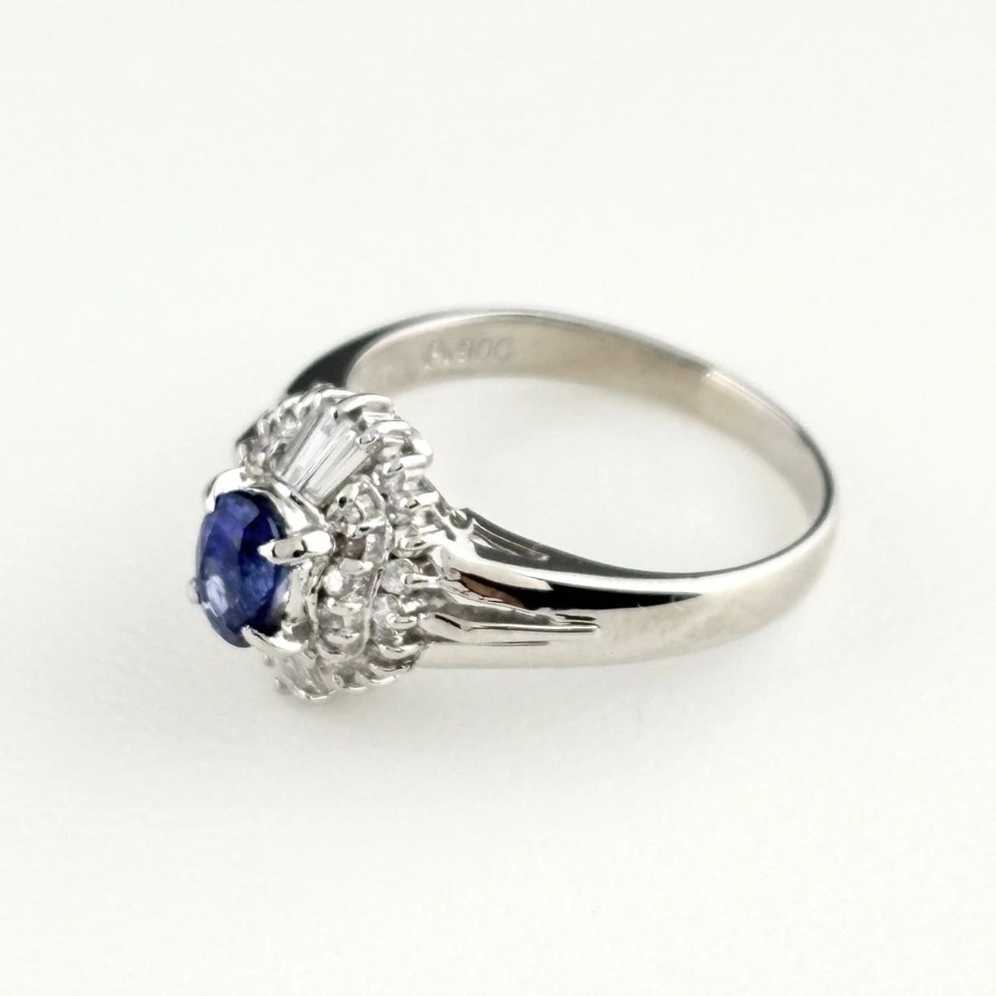 SAPPHIRE DESIGN RING PLATINUM MELEE DIAMOND RING: Sapphire Design Ring Platinum Melee Diamond Ring Brand: Unbranded Type/Style: Ring Material: Pt900, Main Stone Sapphire /Secondary Stone:Natural Color: None Size: US6 Accessories: None Accessories