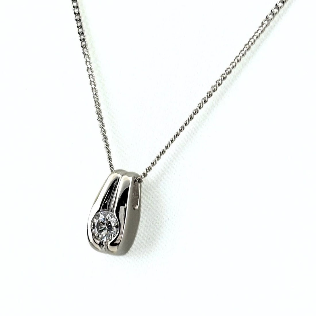 DIAMOND DESIGN NECKLACE PLATINUM PENDANT NECKLACE: Diamond Design Necklace Platinum Pendant Necklace Brand: Unbranded Type/Style: Necklace Material: Pt850, Main Stone Natural Color: None Size: 10.9x5.3mm(0.4") Accessories: None Accessories