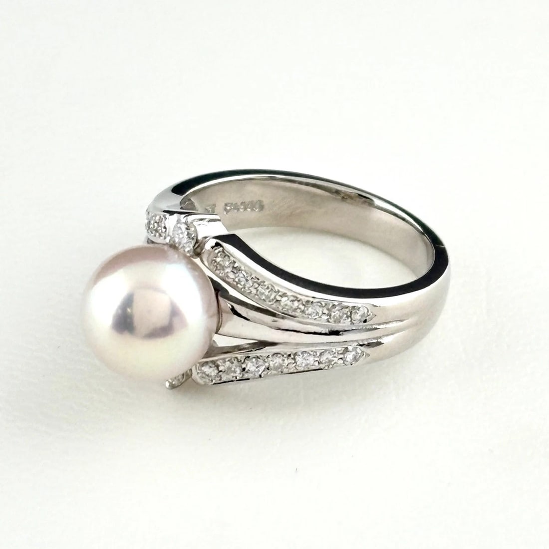 TASAKI PEARL RING PLATINUM MELEE DIAMOND RING: Tasaki Pearl Ring Platinum Melee Diamond Ring Brand: TASAKI Type/Style: Ring Material: Pt900, Main Stone Pearl /Secondary Stone:Natural Color: None Size: US6 Accessories: None Accessories Notice: