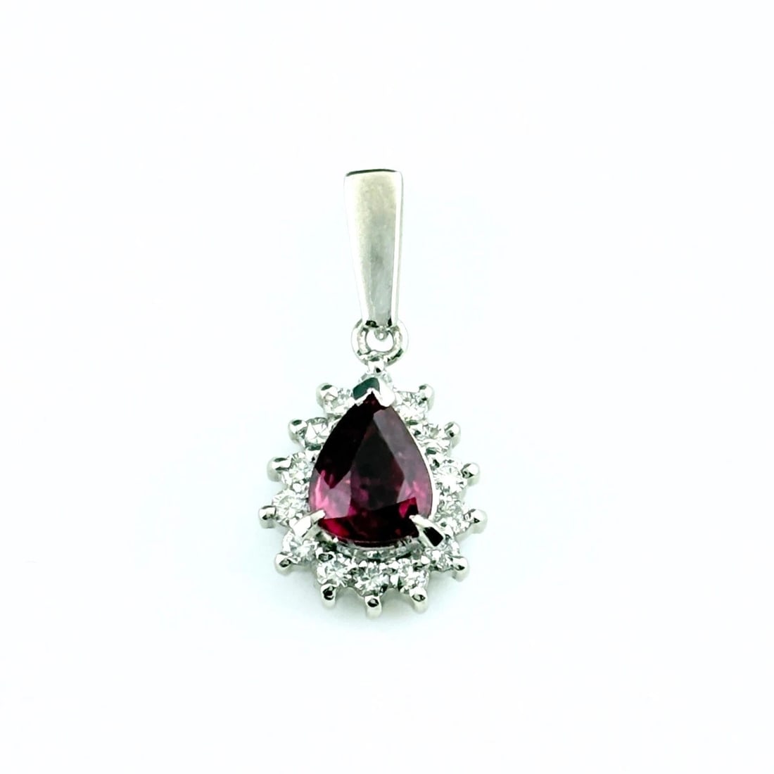 TASAKI RUBY PLATINUM MELEE DIAMOND PENDANT HEAD: Tasaki Ruby Platinum Melee Diamond Pendant Head Brand: Outlet Type/Style: Pendant Head Material: Pt900, Main Stone Ruby /Secondary Stone:Natural Color: None Size: 18.3x9.1mm(0.7") Accessories: Non