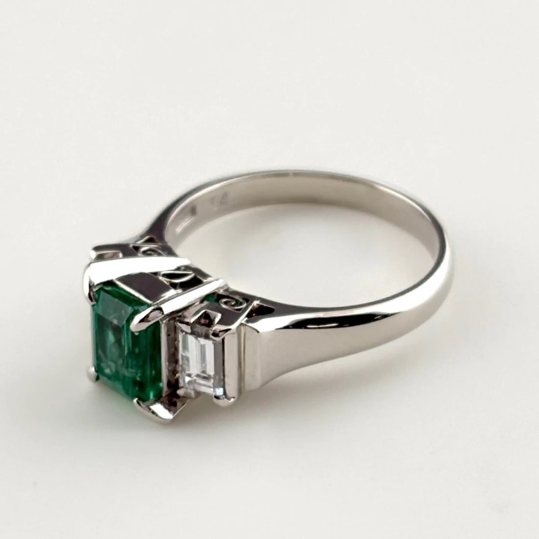 EMERALD DESIGN RING PLATINUM MELEE DIAMOND RING: Emerald Design Ring Platinum Melee Diamond Ring Brand: Unbranded Type/Style: Ring Material: Pt900, Main Stone Emerald /Secondary Stone:Natural Color: None Size: US5.5 Accessories: None Acc