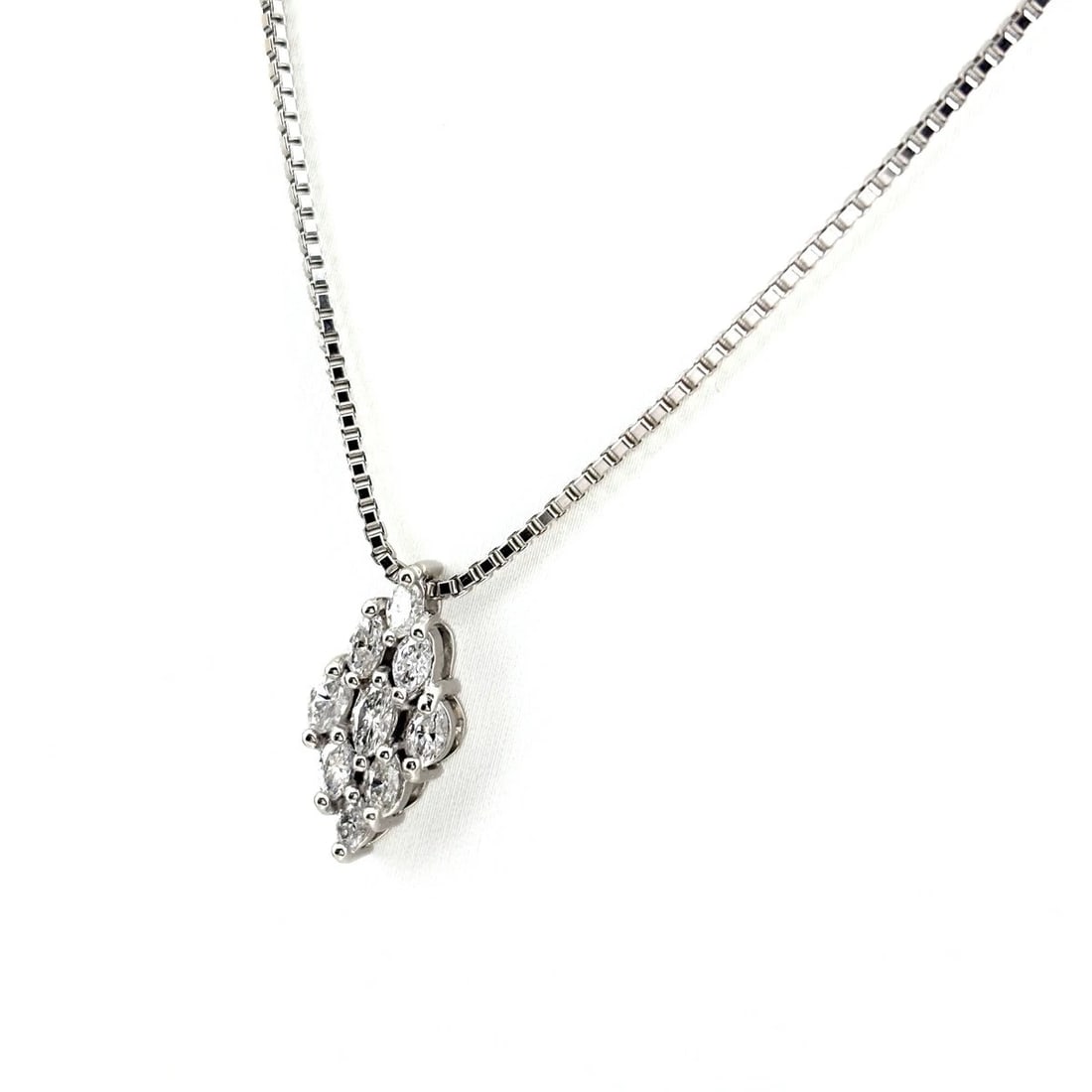 MELEE DIAMOND DESIGN NECKLACE PLATINUM PENDANT NECKLACE: Melee Diamond Design Necklace Platinum Pendant Necklace Brand: Unbranded Type/Style: Necklace Material: Pt900, Main Stone Natural Color: None Size: 20.2x9.9mm(0.8") Accessories: None Accessories