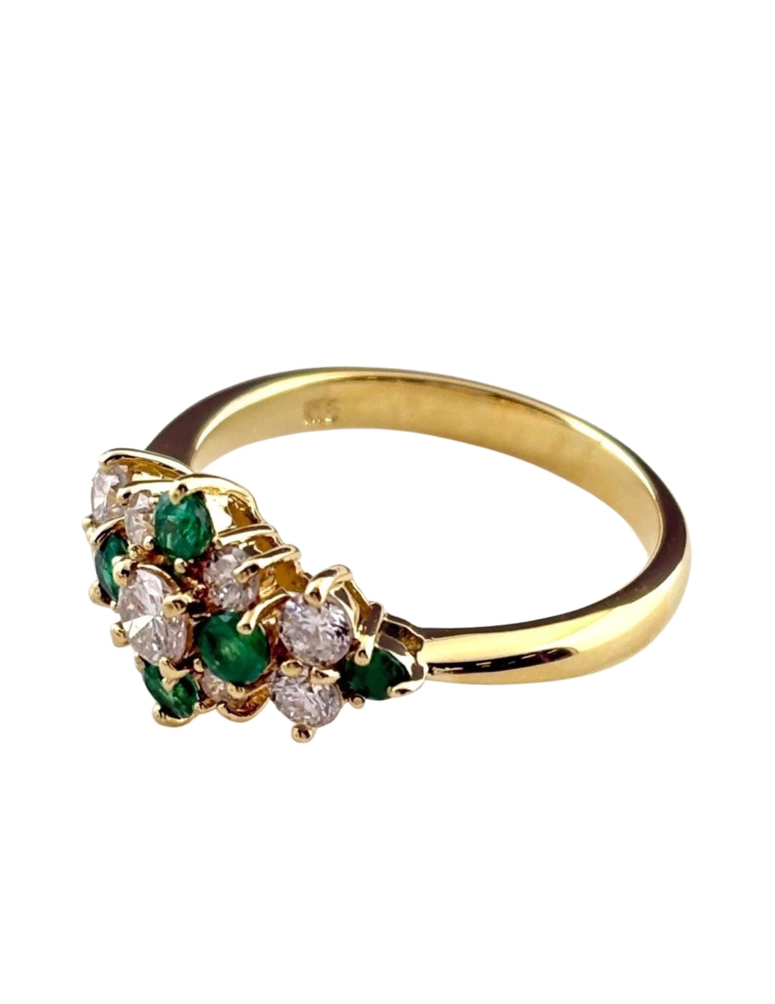 EMERALD DESIGN RING YG RING MELEE DIAMOND RING 18K: Emerald Design Ring Yg Ring Melee Diamond Ring 18K Brand: Unbranded Type/Style: Ring Material: 18K YG, Main Stone Emerald /Secondary Stone:Natural Color: YG Size: US5.5 to 6 Accessories: None
