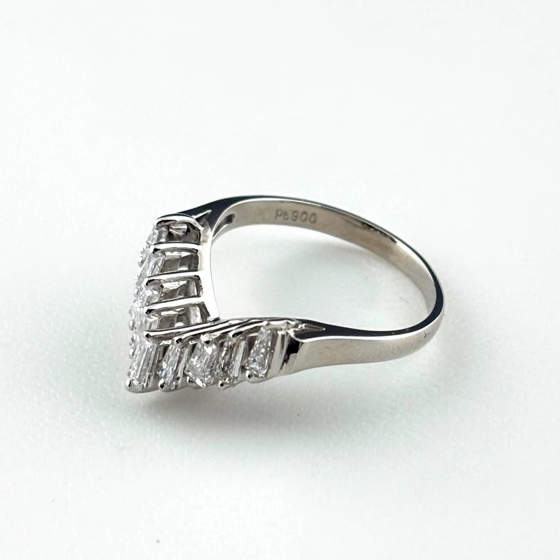 MELEE DIAMOND DESIGN RING PLATINUM RING DIAMOND: Melee Diamond Design Ring Platinum Ring Diamond Brand: Unbranded Type/Style: Ring Material: Pt900, Main Stone Natural Color: None Size: US6 to 6.5 Accessories: None Accessories Notice: Whe