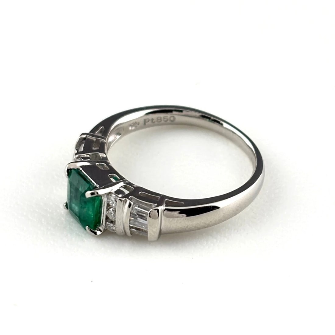 EMERALD PLATINUM RING MELEE DIAMOND RING PT850: Emerald Platinum Ring Melee Diamond Ring Pt850 Brand: Unbranded Type/Style: Ring Material: Pt850, Main Stone Emerald /Secondary Stone:Natural Color: None Size: US6 Accessories: None Access