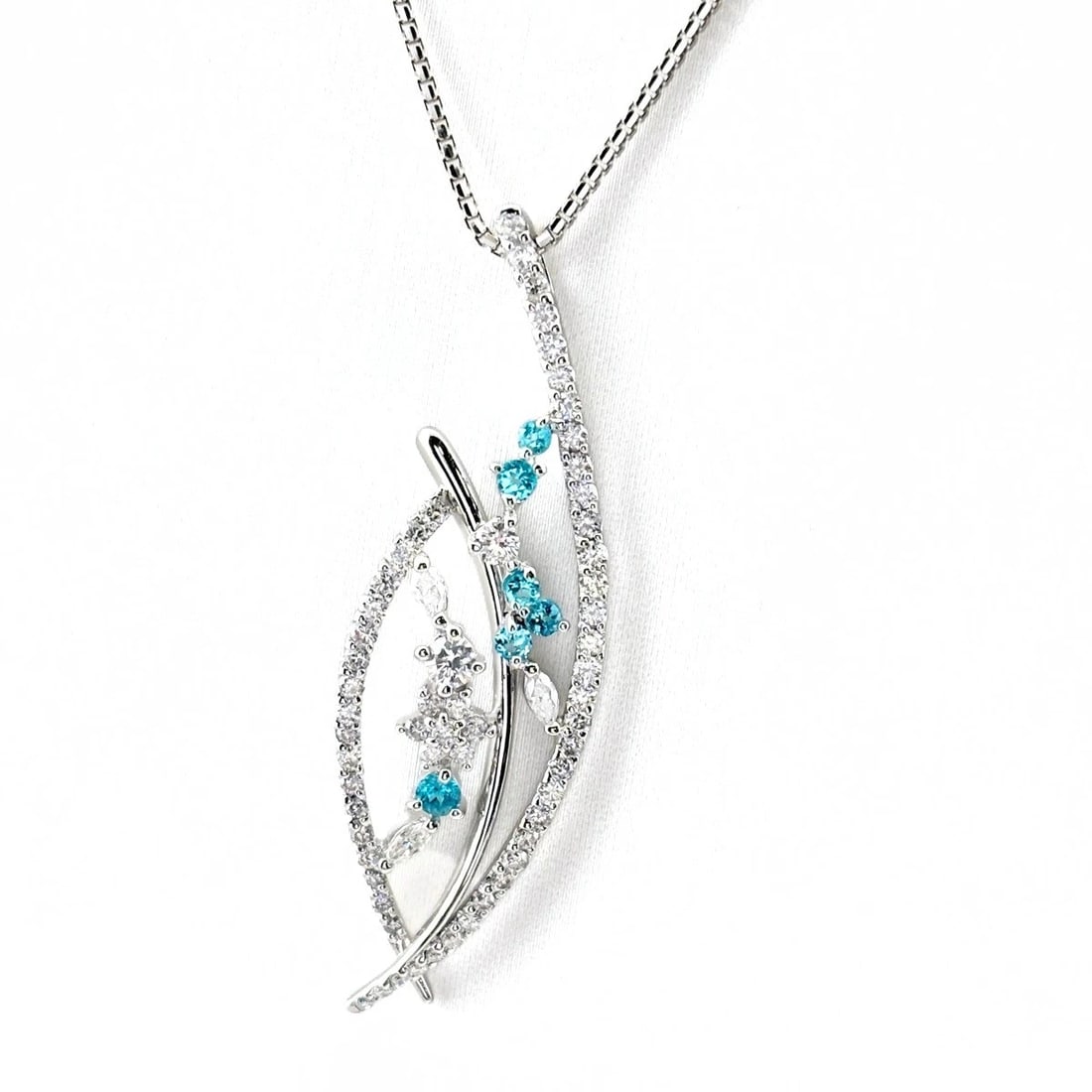 TOURMALINE DESIGN WG PENDANT MELEE DIAMOND NECKLACE: Tourmaline Design Wg Pendant Melee Diamond Necklace Brand: Unbranded Type/Style: Necklace Material: 18K WG, Main Stone Tourmaline /Secondary Stone:Natural Color: WG Size: 46.1x14.1mm(1.8") Accesso