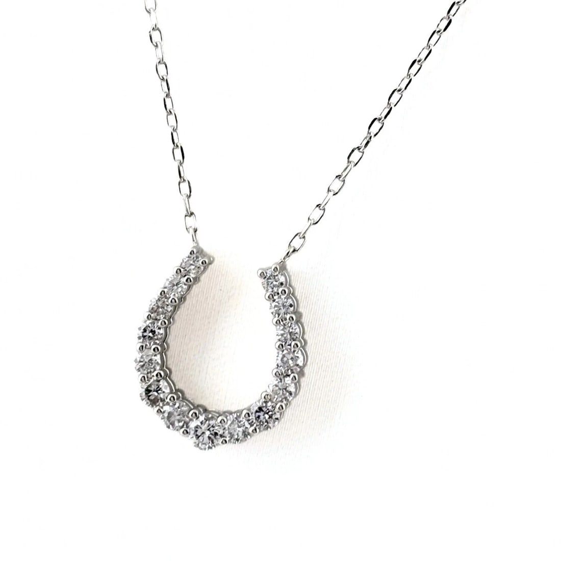 MELEE DIAMOND DESIGN NECKLACE PLATINUM PENDANT NECKLACE: Melee Diamond Design Necklace Platinum Pendant Necklace Brand: Unbranded Type/Style: Necklace Material: Pt900, Main Stone Natural Color: None Size: 14.3x12.5mm(0.6") Accessories: None Acce
