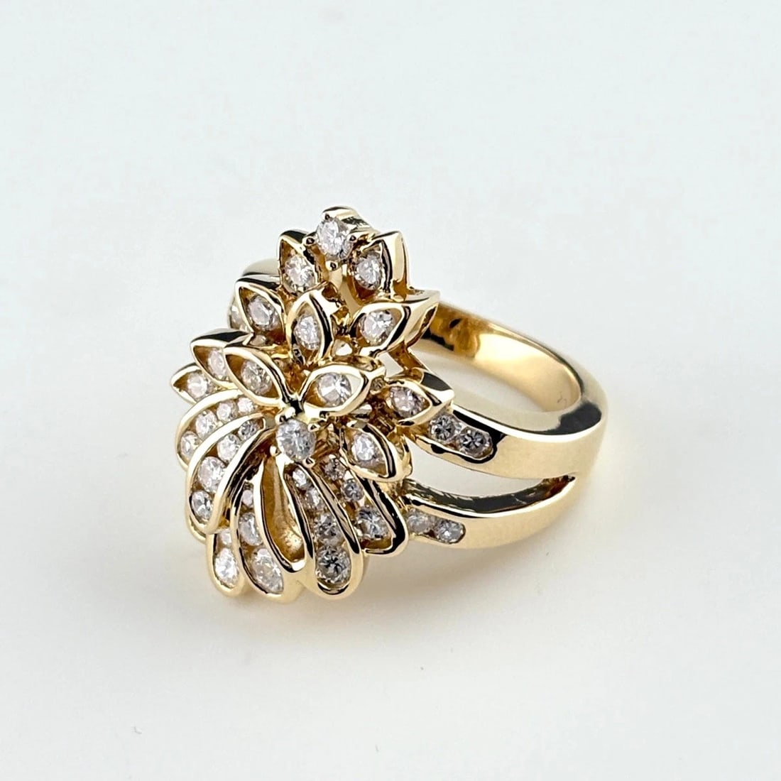 MELEE DIAMOND DESIGN RING YG RING 18K: Melee Diamond Design Ring Yg Ring 18K Brand: Unbranded Type/Style: Ring Material: 18K YG, Main Stone Natural Color: YG Size: US4.5 to 5 Accessories: None Accessories Notice: When purchasin