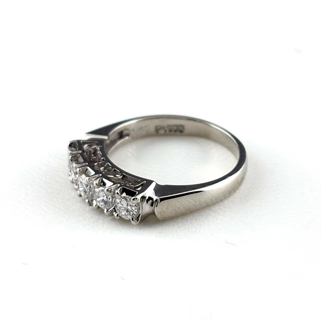 MELEE DIAMOND PLATINUM RING PT900 DIAMOND: Melee Diamond Platinum Ring Pt900 Diamond Brand: Unbranded Type/Style: Ring Material: Pt900, Main Stone Natural Color: None Size: US6 Accessories: None Accessories Notice: When purchasing pre-owned