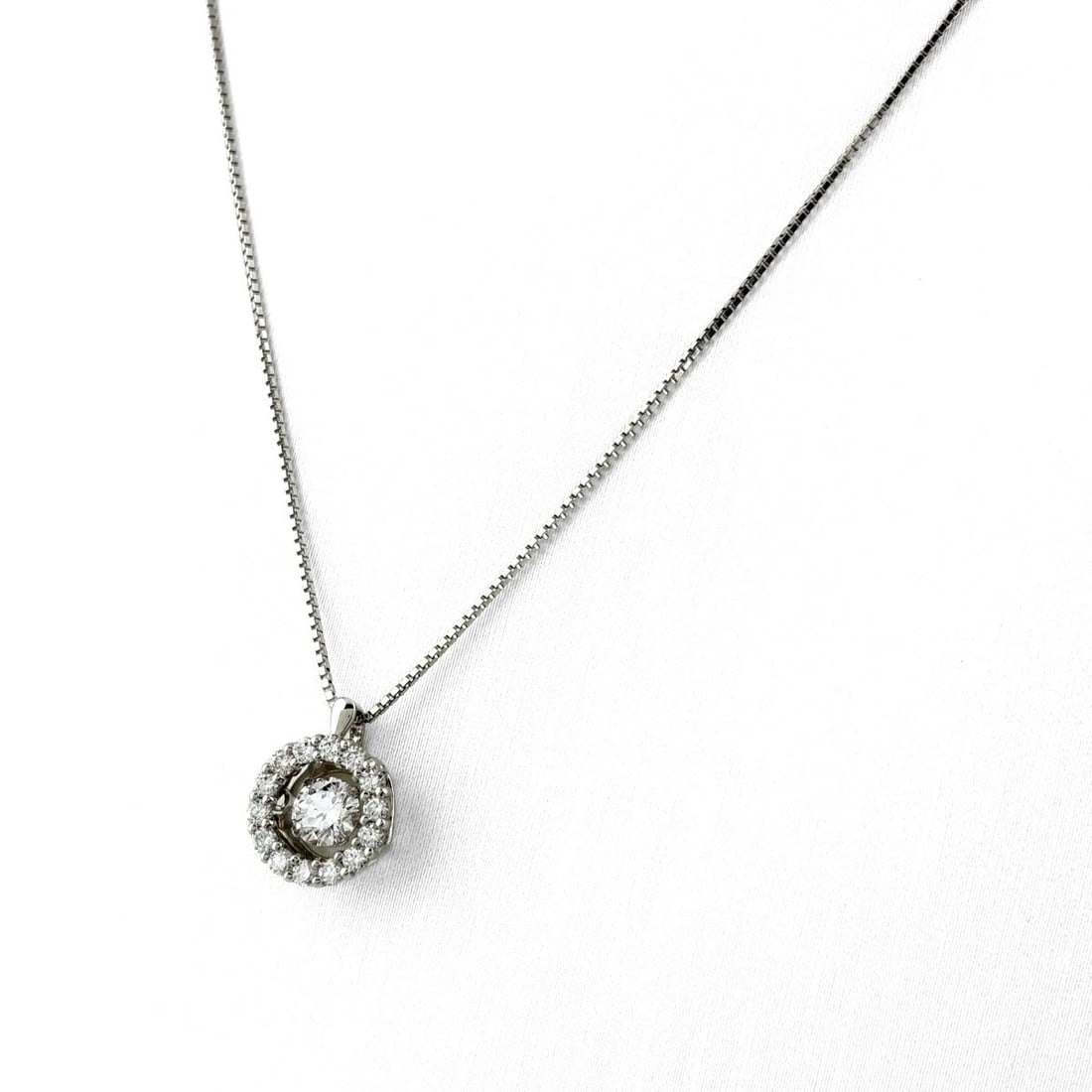 DIAMOND DESIGN NECKLACE PLATINUM PENDANT MELEE DIAMOND: Diamond Design Necklace Platinum Pendant Melee Diamond Brand: Unbranded Type/Style: Necklace Material: Pt900, Main Stone Natural Color: None Size: 11.9x9.2mm(0.5") Accessories: None Accessories
