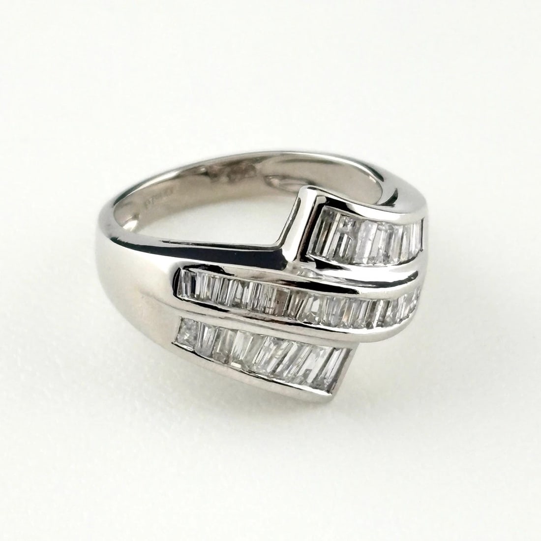 MELEE DIAMOND PLATINUM RING PT900 DIAMOND: Melee Diamond Platinum Ring Pt900 Diamond Brand: Unbranded Type/Style: Ring Material: Pt900, Main Stone Natural Color: None Size: US6 to 6.5 Accessories: None Accessories Notice: When purchasing