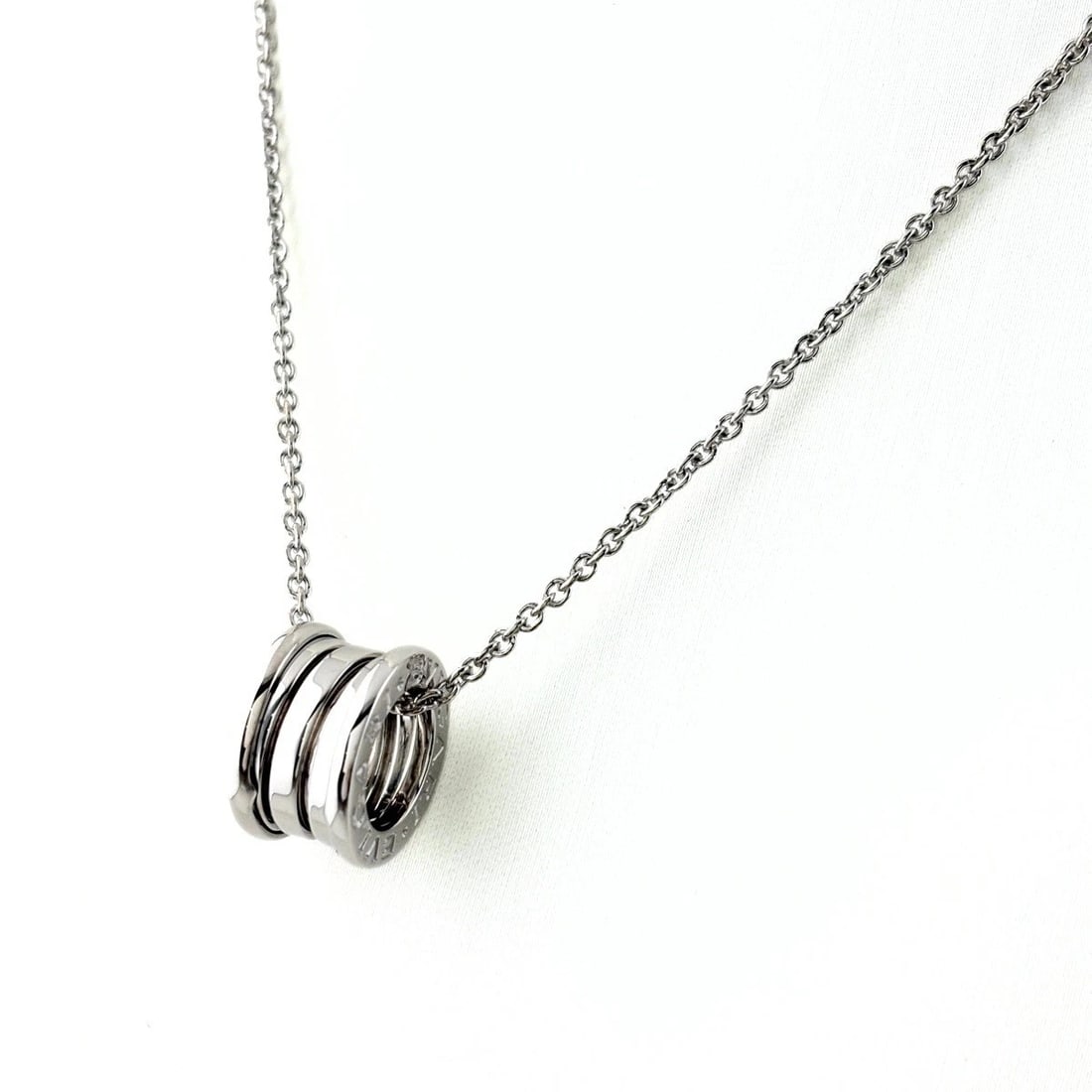 BVLGARI BE ZERO ONE NECKLACE PENDANT NECKLACE 750: Bvlgari Be Zero One Necklace Pendant Necklace 750 Brand: BVLGARI Type/Style: Necklace Material: 750, Main Stone None Color: None Size: 14.7x8.8mm(0.6") Accessories: None Accessories Notice: When