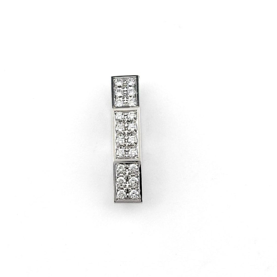 TASAKI MELEE DIAMOND PENDANT HEAD WG: Tasaki Melee Diamond Pendant Head Wg Brand: TASAKI Type/Style: Pendant Head Material: 18K WG, Main Stone Natural Color: WG Size: 20.7x4.4mm(0.8") Accessories: None Accessories Notice: When purchasing