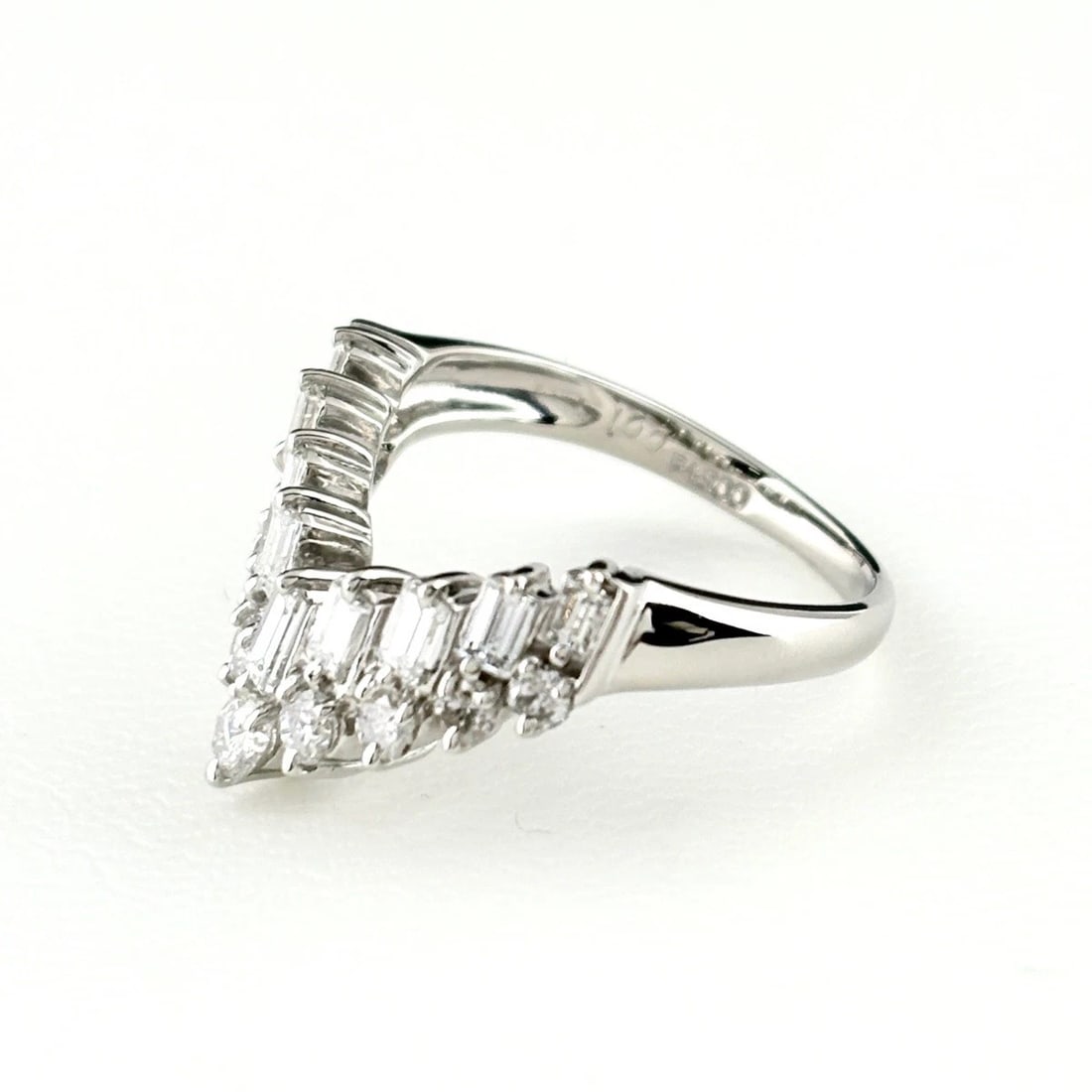 MELEE DIAMOND DESIGN RING PLATINUM RING DIAMOND: Melee Diamond Design Ring Platinum Ring Diamond Brand: Unbranded Type/Style: Ring Material: Pt900, Main Stone Natural Color: None Size: US5.5 Accessories: None Accessories Notice: When purchasing