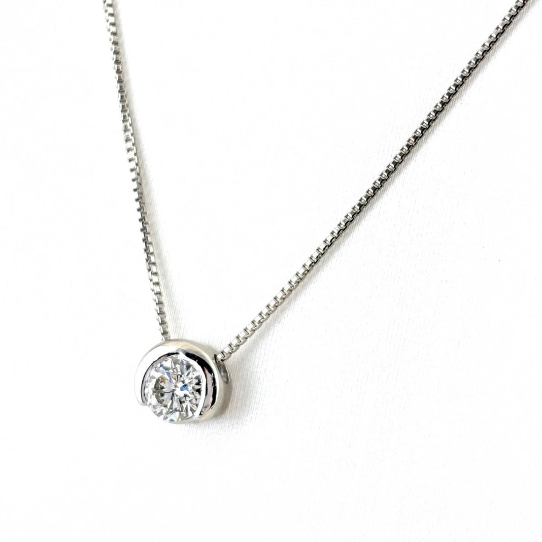 DIAMOND DESIGN NECKLACE PLATINUM PENDANT NECKLACE: Diamond Design Necklace Platinum Pendant Necklace Brand: Unbranded Type/Style: Necklace Material: Pt1000, Main Stone Natural Color: None Size: 6.2x7.1mm(0.2") Accessories: None Accessories Notice: