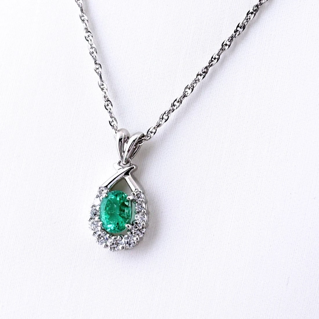 EMERALD DESIGN NECKLACE PLATINUM PENDANT MELEE DIAMOND: Emerald Design Necklace Platinum Pendant Melee Diamond Brand: Unbranded Type/Style: Necklace Material: Pt900, Main Stone Emerald /Secondary Stone:Natural Color: None Size: 20.7x10.1mm(0.8")