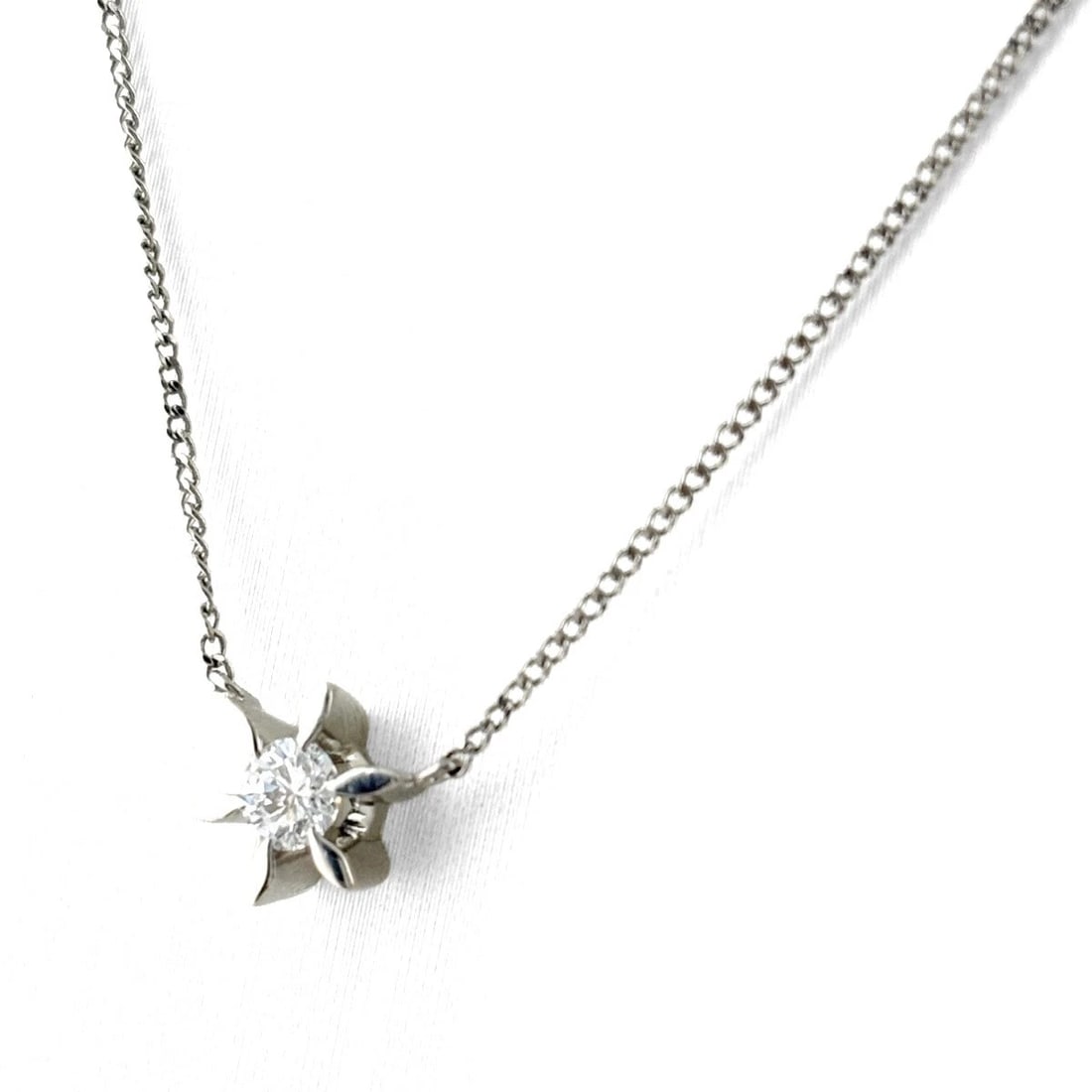 DIAMOND DESIGN NECKLACE PLATINUM PENDANT MELEE NECKLACE: Diamond Design Necklace Platinum Pendant Melee Necklace Brand: Unbranded Type/Style: Necklace Material: Pt900, Main Stone Natural Color: None Size: 7.8x7.3mm(0.3") Accessories: None Accessories