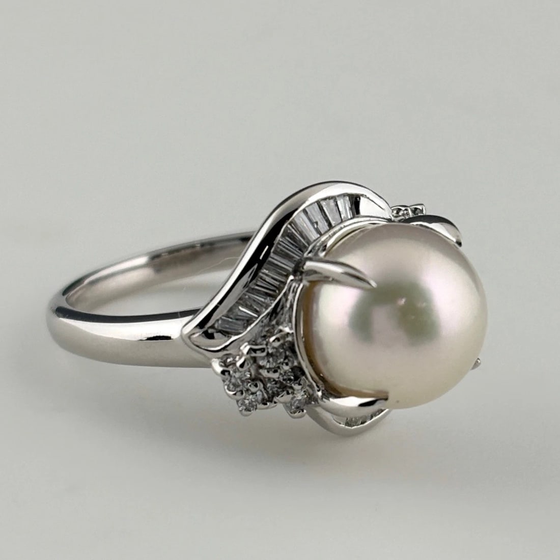 PEARL DESIGN RING PLATINUM MELEE DIAMOND PEARL RING: Pearl Design Ring Platinum Melee Diamond Pearl Ring Brand: Unbranded Type/Style: Ring Material: Pt900, Main Stone Pearl /Secondary Stone:Natural Color: None Size: US6.5 Accessories: None Accessories