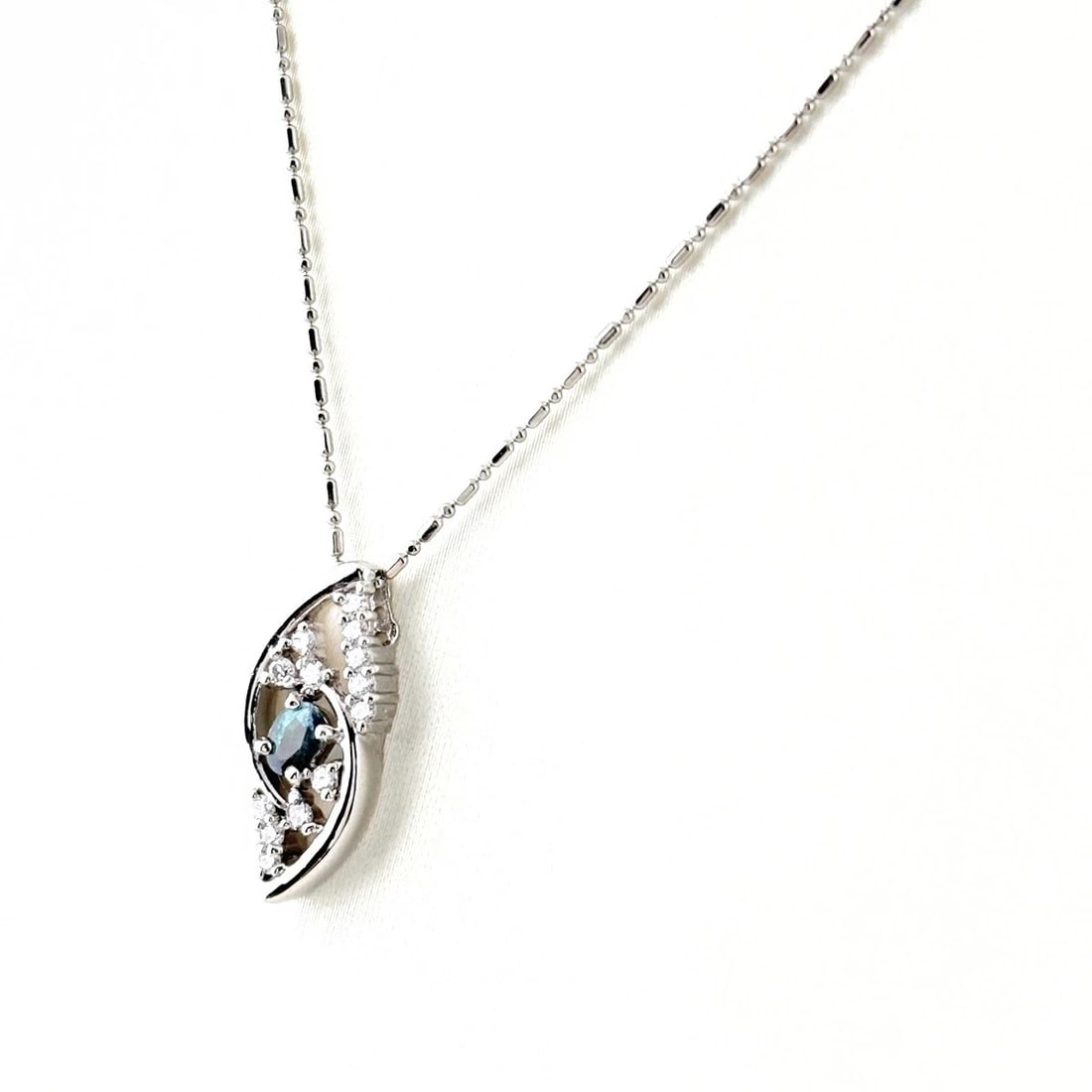 ALEXANDRITE PLATINUM PENDANT MELEE DIAMOND NECKLACE: Alexandrite Platinum Pendant Melee Diamond Necklace Brand: Unbranded Type/Style: Necklace Material: Pt900, Main Stone Alexandrite /Secondary Stone:Natural Color: None Size: 17.4x7.8mm(0.7")