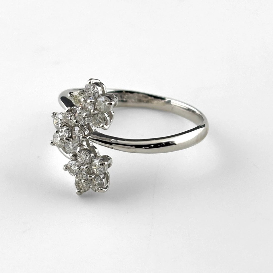 FLOWER MOTIF DESIGN RING WG MELEE DIAMOND FLOWER RING: Flower Motif Design Ring Wg Melee Diamond Flower Ring Brand: Unbranded Type/Style: Ring Material: 18K WG, Main Stone Natural Color: WG Size: US11 Accessories: None Accessories Notice: When purchasing