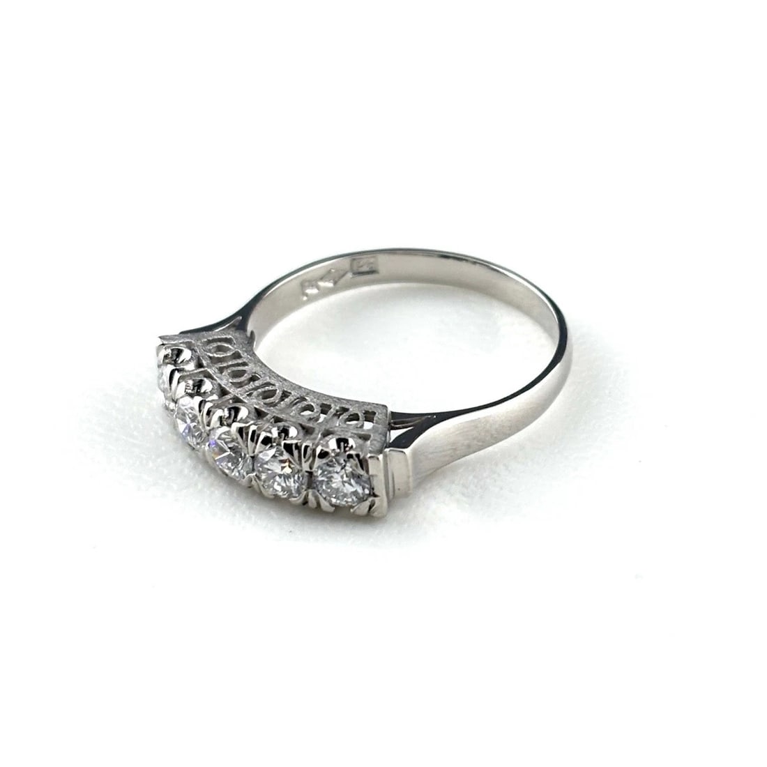 MELEE DIAMOND DESIGN RING PLATINUM RING PT900 DIAMOND: Melee Diamond Design Ring Platinum Ring Pt900 Diamond Brand: Unbranded Type/Style: Ring Material: Pt900, Main Stone Natural Color: None Size: US6.5 Accessories: None Accessories Notice: When