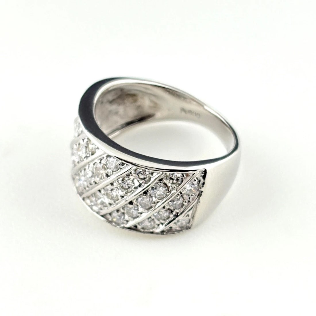 MELEE DIAMOND DESIGN RING PLATINUM MELEE RING: Melee Diamond Design Ring Platinum Melee Ring Brand: Unbranded Type/Style: Ring Material: Pt900, Main Stone Natural Color: None Size: US6.5 Accessories: None Accessories Notice: When purchasing