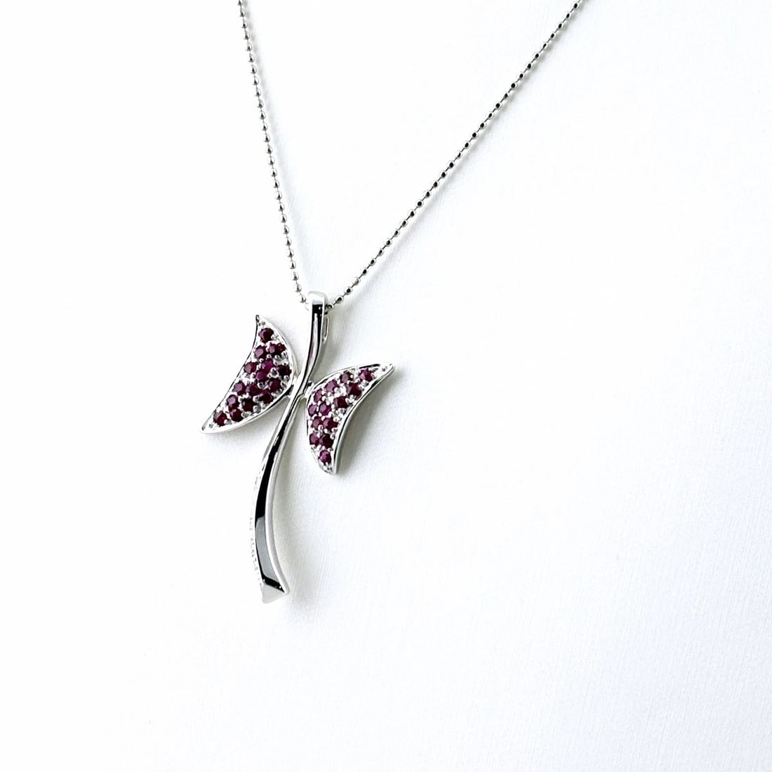 RUBY DESIGN NECKLACE PLATINUM MELEE DIAMOND PENDANT: Ruby Design Necklace Platinum Melee Diamond Pendant Brand: Unbranded Type/Style: Necklace Material: Pt850, Main Stone Ruby /Secondary Stone:Natural Color: None Size: 34.4x18.1mm(1.4") Accessories: