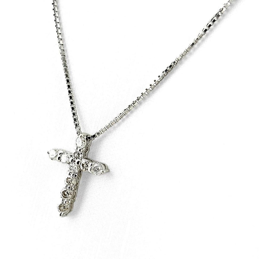 CROSS MOTIF DESIGN NECKLACE PLATINUM PENDANT: Cross Motif Design Necklace Platinum Pendant Brand: Unbranded Type/Style: Necklace Material: Pt900, Main Stone Natural Color: None Size: 16.8x13.2mm(0.7") Accessories: None Accessories Notice: When
