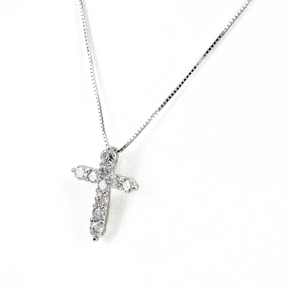 CROSS MOTIF DESIGN NECKLACE WG PLATINUM PENDANT: Cross Motif Design Necklace Wg Platinum Pendant Brand: Unbranded Type/Style: Necklace Material: 18K WG, Main Stone Natural Color: WG Size: 19.7x15.2mm(0.8") Accessories: None Accessories Notice: When