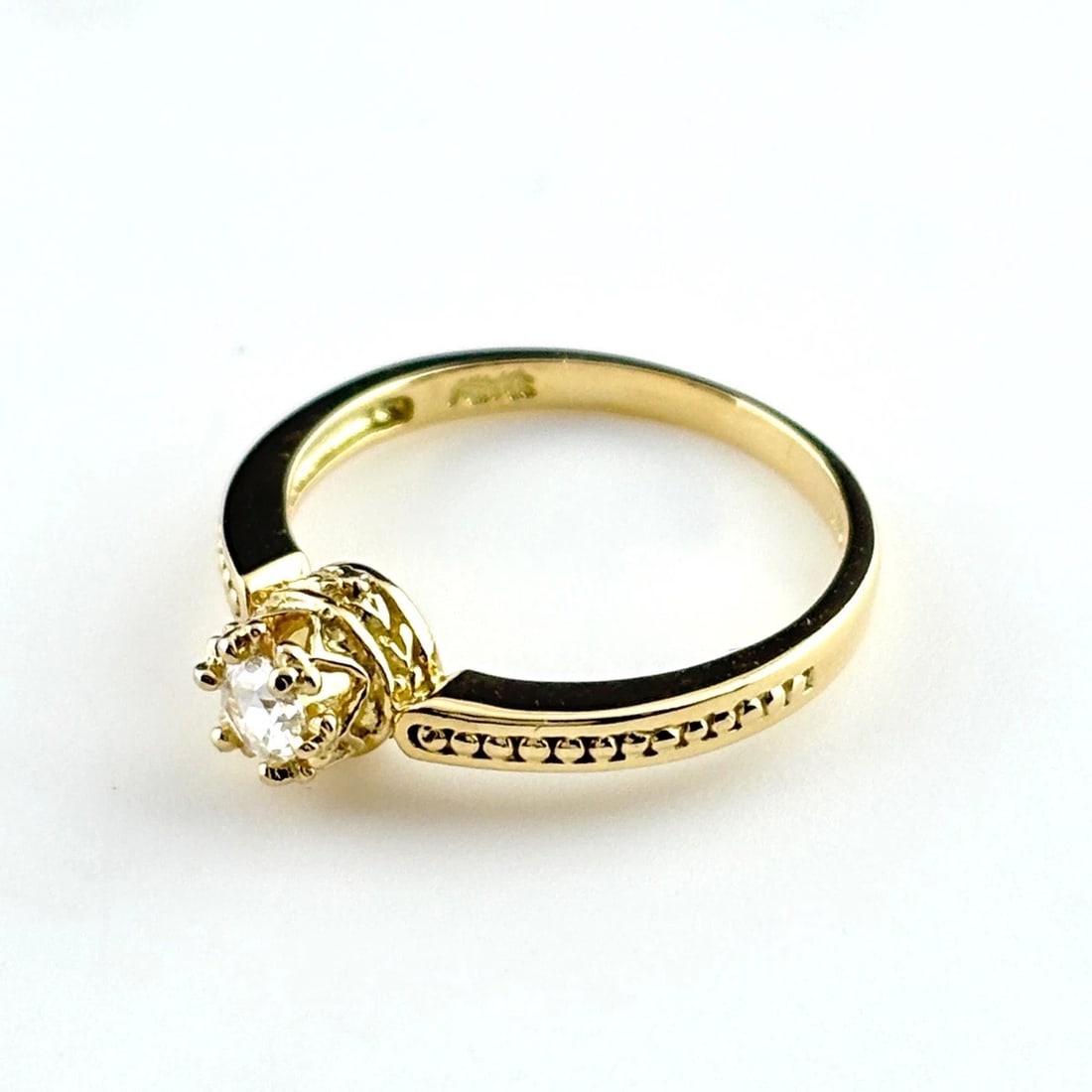 AHKAH MELEE DIAMOND RING YG RING 18K: Ahkah Melee Diamond Ring Yg Ring 18K Brand: AHKAH Type/Style: Ring Material: 18K YG, Main Stone Natural Color: YG Size: US4.5 to 5 Accessories: None Accessories Notice: When purchasing pre-owned