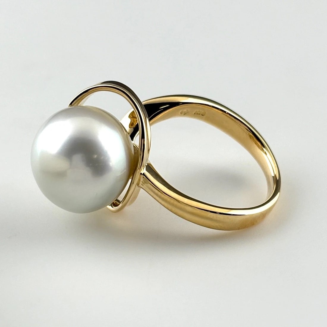 TASAKI PEARL YG PEARL RING 18K DIAMOND: Tasaki Pearl Yg Pearl Ring 18K Diamond Brand: TASAKI Type/Style: Ring Material: 18K YG, Main Stone Pearl /Secondary Stone:Natural Color: YG Size: US6 to 6.5 Accessories: None Accessories Notice: When