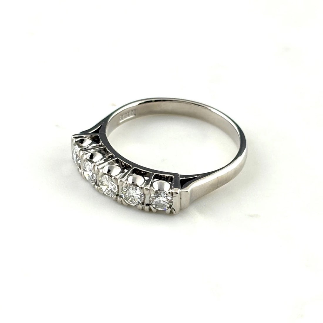 MELEE DIAMOND PLATINUM RING RING PT850 DIAMOND: Melee Diamond Platinum Ring Ring Pt850 Diamond Brand: Unbranded Type/Style: Ring Material: Pt850, Main Stone Natural Color: None Size: US6 to 6.5 Accessories: None Accessories Notice: When purchasing