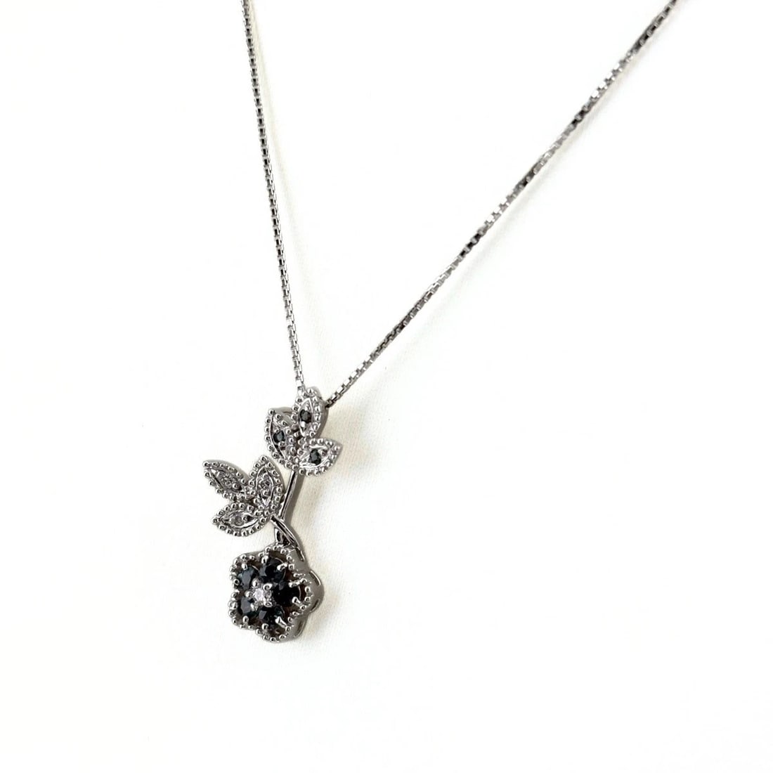 FLOWER MOTIF PLATINUM PENDANT MELEE DIAMOND FLOWER NECKLACE: Flower Motif Platinum Pendant Melee Diamond Flower Necklace Brand: Unbranded Type/Style: Necklace Material: Pt900, Main Stone Natural Color: None Size: 24.1x15.1mm(0.9") Accessories: None Accessories