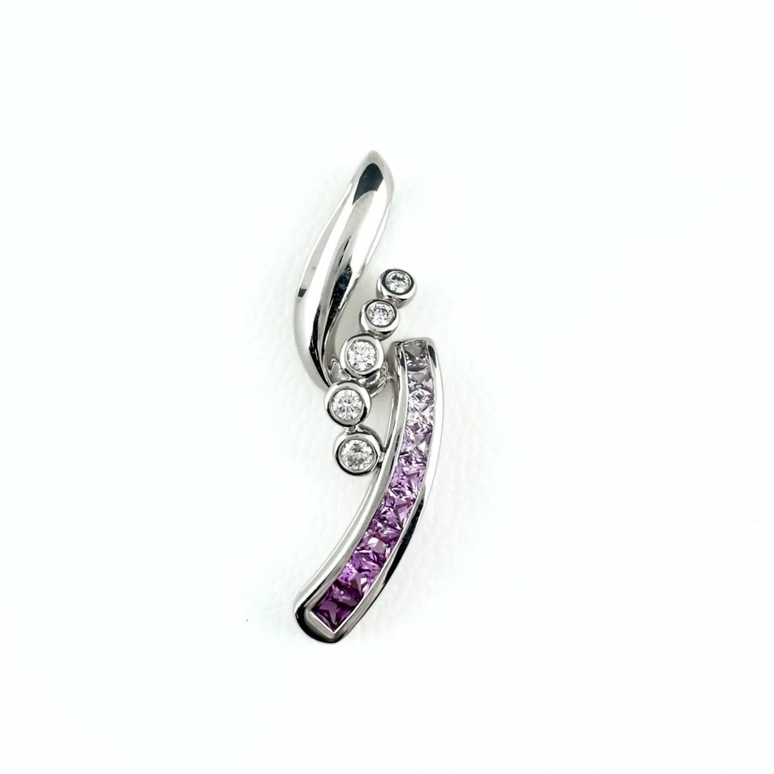 JEUNET SAPPHIRE DESIGN PENDANT HEAD WG MELEE DIAMOND: Jeunet Sapphire Design Pendant Head Wg Melee Diamond Brand: Jeunet Type/Style: Pendant Head Material: , Main Stone Sapphire /Secondary Stone:Natural Color: WG Size: 31.6x9.2mm(1.2") Accessories: None