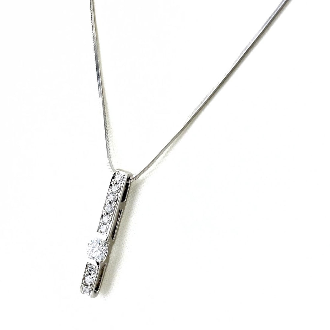 DIAMOND PLATINUM PENDANT MELEE NECKLACE: Diamond Platinum Pendant Melee Necklace Brand: Unbranded Type/Style: Necklace Material: Pt900, Main Stone Natural Color: None Size: 24.9x4.3mm(1.0") Accessories: None Accessories Notice: When