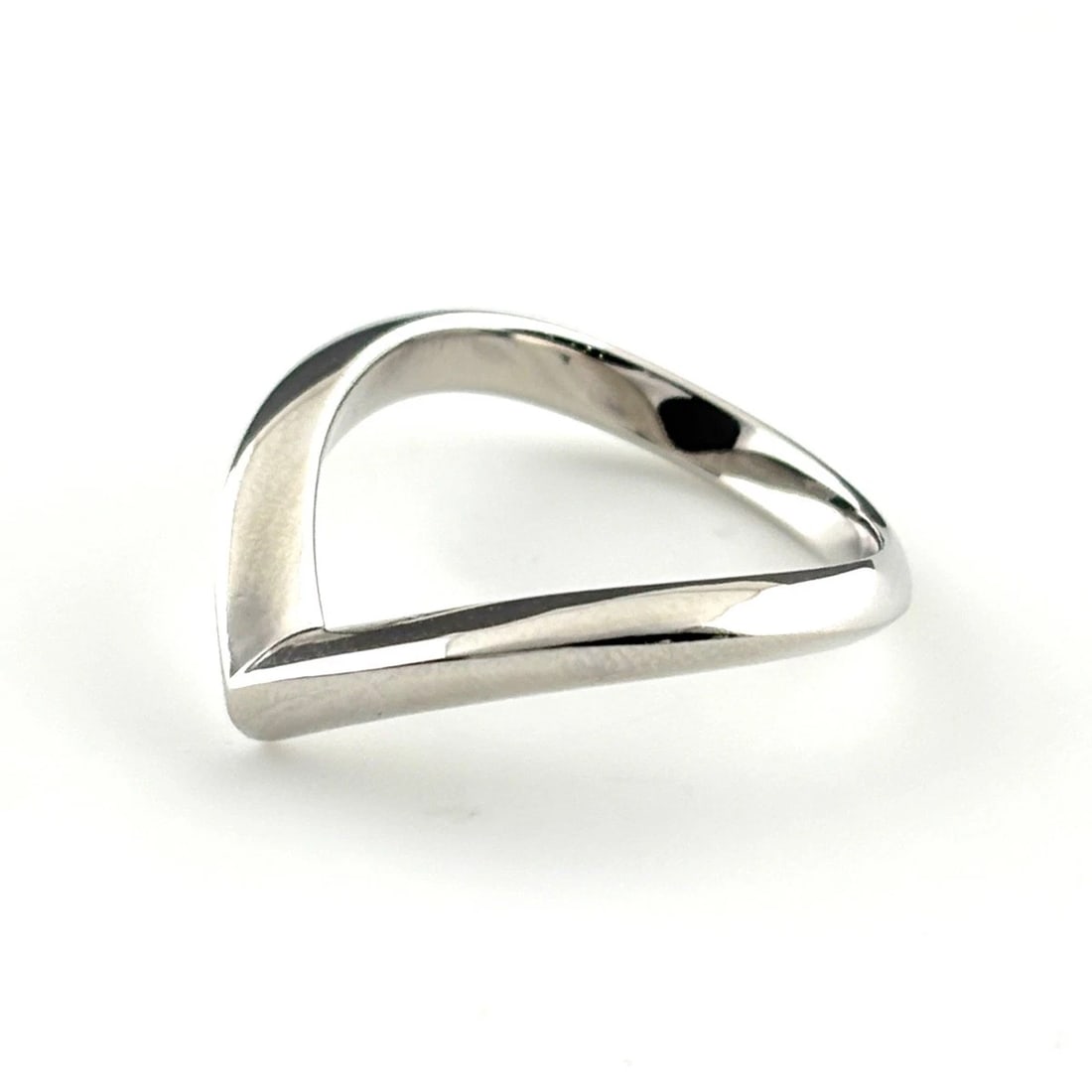 LOUIS VUITTON DIAMOND RING V PLATINUM MELEE DIAMOND RING: Louis Vuitton Diamond Ring V Platinum Melee Diamond Ring Brand: Louis Vuitton Type/Style: Ring Material: Pt950, Main Stone Natural Color: None Size: US5 Accessories: None Accessories Notice: When