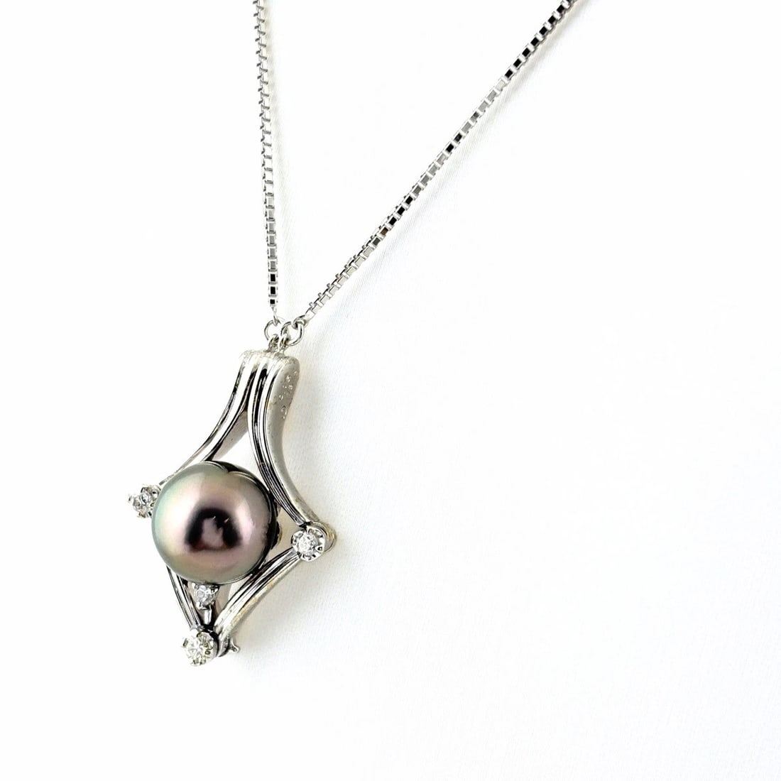 TASAKI PEARL NECKLACE WG PENDANT MELEE DIAMOND NECKLACE: Tasaki Pearl Necklace Wg Pendant Melee Diamond Necklace Brand: TASAKI Type/Style: Necklace Material: 18K WG, Main Stone Pearl /Secondary Stone:Natural Color: WG Size: 28.7x18.9mm(1.1") Accessories: